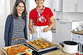 Leckeres kochen: Beratungsstellenleiterin Tanja Wilkniß (links) und Referentin Carola Faulstich stellen die neue Lehrküche des Verbraucherservice Bayern in Würzburg vor.