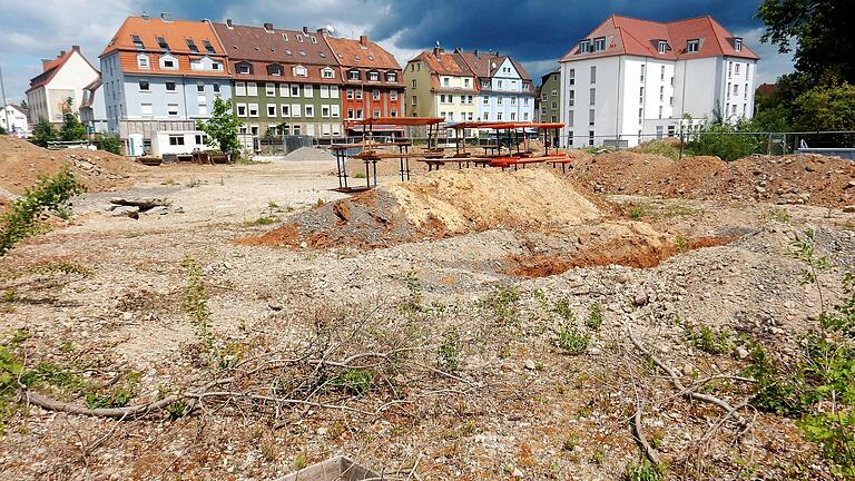 Blick auf das Tasch-Gelände an der Niederwerrner Straße. Fast fertig ist das Studentenwohnheim 'Dornbau'(rechts).