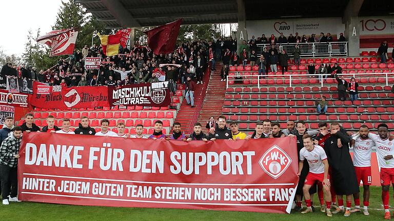 Nach der Partie bedankten sich die Spieler der Würzburger Kickers für die Unterstützung bei ihren Anhängern