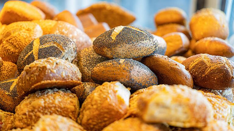 Bei welchen Bäckereien in Würzburg kosten die Brötchen (Symbolbild) am Sonntag mehr?