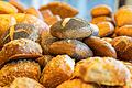 Bei welchen Bäckereien in Würzburg kosten die Brötchen (Symbolbild) am Sonntag mehr?