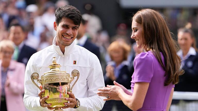 Wimbledon 2024 - Finale       -  Carlos Alcaraz gewann nach den French Open auch Wimbledon und bekam den Siegerpokal von Prinzessin Kate.