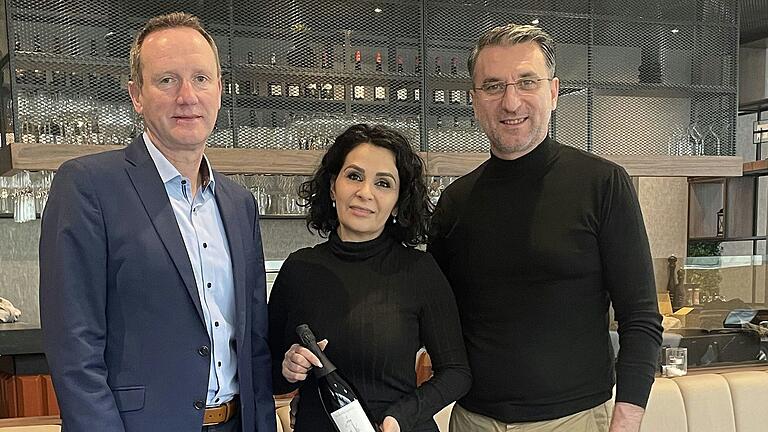 Freuen sich gemeinsam auf die Neueröffnung von 'Edi's Ristorante & Pizzeria in der Altstadt von Eltmann: Enver 'Edi' Gorqaj (rechts) mit seiner Frau Behije und Bürgermeister Michel Ziegler. Freuen sich gemeinsam auf die Neueröffnung von 'Edi's Ristorante & Pizzeria in der Altstadt von Eltmann: Enver 'Edi' Gorqaj (rechts) mit seiner Frau Behije und Bürgermeister Michel Ziegler.