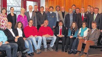 Bescherung schon vor Weihnachten: Zahlreiche Einrichtungen, Vereine und Gemeinden im Bereich Karlstadt und Gemünden erhielten von der Sparkasse finanzielle Unterstützung für ihre gemeinnützigen Projekte.