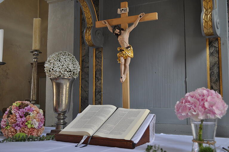 Das Altarkreuz von 2015 ist das jüngste Element der Innenausstattung der evangelischen Kirche in Ermershausen.