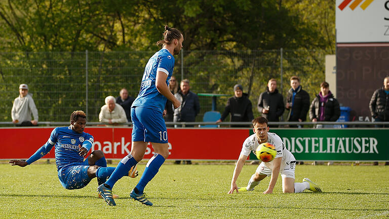 Doppeltorschütze Mohamed Conte, hier bei seinem Treffer zum 2:0, verhalf dem FV 04 Würzburg am Dienstagabend zu einem souveränen 4:0-Heimsieg gegen den SV Seligenporten.