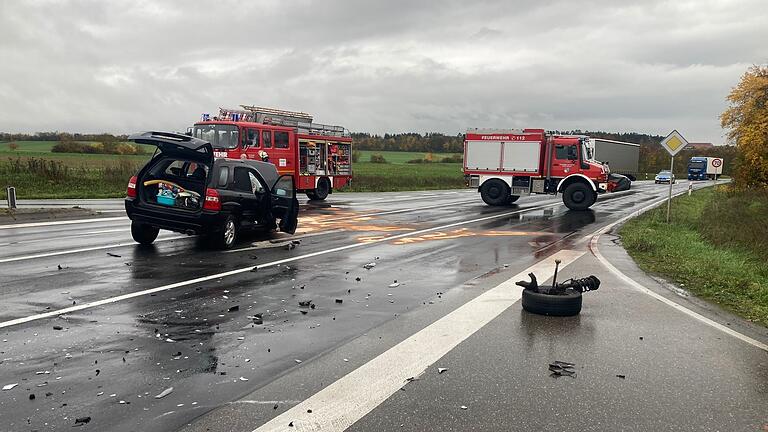 Bei einem Unfall im Osten von Volkach an der Kreuzung der Staatsstraße und Eichfelder Straße sind vier Menschen verletzt worden. Der Unfallverursacher und eine Mutter mit ihren zwei kleinen Kindern.