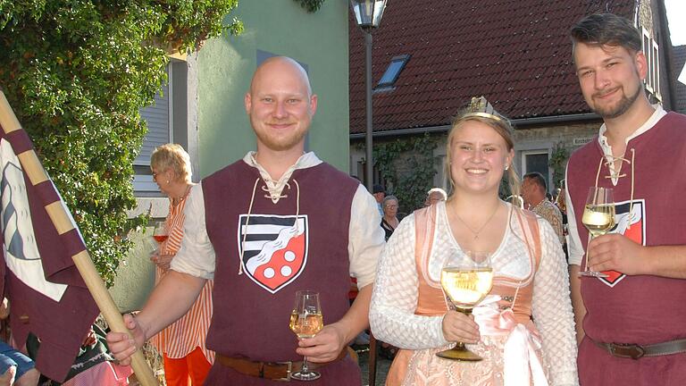 Die 'Herrgottsbuam' Peter Kraft (links) und Dominik Will (rechts) begleiteten Weinprinzessin Angelina Jaques zum Weinfestempfang.