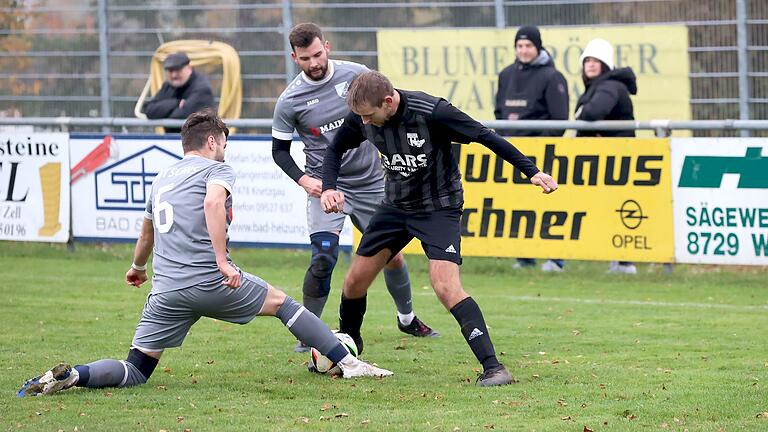 Knetzgaus Jonas Seuffert (rechts) und die Fatschenbrunner (von links) Jan Slawik und Kevin Ludwig im Kampf um den Ball