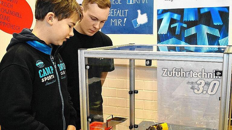 Industrie und Handwerk stellten sich bei der Jobmesse vor. Junge Leute informierten sich, probierten manches aus und und kamen mit Profis ins Gespräch.  Fotos: Regina Vossenkaul