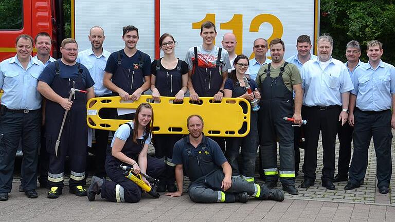 Prüfung vereint Feuerwehrler aus Neuendorf und Partenstein       -  (rp)   Drei Frauen und fünf Männer der Feuerwehren Partenstein und Neuendorf absolvierten am Samstag in Neuendorf die Abschlussprüfung zur Modularen Truppausbildung und erwarben damit die Eignung zum Truppführer. Die Prüfung bestanden haben Jana Amrhein, Andreas Staab und Martin Durchholz aus Partenstein sowie Luisa Krimm, Christina Helfrich, Robin Krimm, Florian Kübert und Markus Helfrich aus Neuendorf. Die Prüfung abgenommen haben unter der Leitung von Kreisbrandinspektor Harald Merz die Kreisbrandmeister Edgar Karl und Andreas Schmitt, Brandmeister Rainer Kriegbaum und Kommandant Florian Stenger. Federführend bei der Ausbildung waren Thomas Galda, Zweiter Kommandant der Feuerwehr Partenstein, unterstützt von Dominik Brühl und den Kommandanten aus Neuendorf, Burkhard Nickel und Armin Amend.