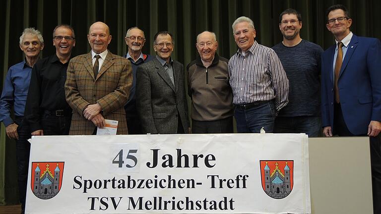 Seit 45 Jahren sind neben den beiden Gründern Herbert Langenbrunner und Wolfgang Tauber (fünfter und sechster von links) auch Heinrich Bach (vierter von links) und Hans Seufert (dritter von rechts). Ältester Teilnehmer ist der 85-jährige Josef Benda (dritter von links). Ihnen gratulierten BLSV-Kreisvorsitzender Klaus Greier (zweiter von links), stellvertretender Landrat Peter Suckfüll (rechts), TSV-Vorsitzender Christian Linß (zweiter von rechts) und Dieter Bach (links), der die Mehrkampfabzeichen überreichte.