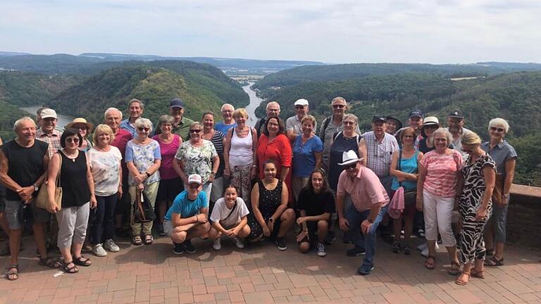 Die Reisegruppe am Aussichtspunkt Cloef oberhalb der Saarschleife.