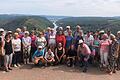Die Reisegruppe am Aussichtspunkt Cloef oberhalb der Saarschleife.