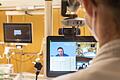 Mit dem am UKW entwickelten Teleintensivwagen können sich Ärztinnen und Ärzte direkt in die Stationen der Partnerkrankenhäuser schalten. Inzwischen ist das Netzwerk in großen Teilen von Bayern etabliert.