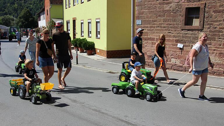 Eltern führten mit ihren Kindern auf Spielzeug-Bulldogs die Traktor-Rundfahrt an. - Eltern führten mit ihren Kindern auf Spielzeug-Bulldogs die Traktor-Rundfahrt an. Eltern führten mit ihren Kindern auf Spielzeug-Bulldogs die Traktor-Rundfahrt an. - Eltern führten mit ihren Kindern auf Spielzeug-Bulldogs die Traktor-Rundfahrt an.
