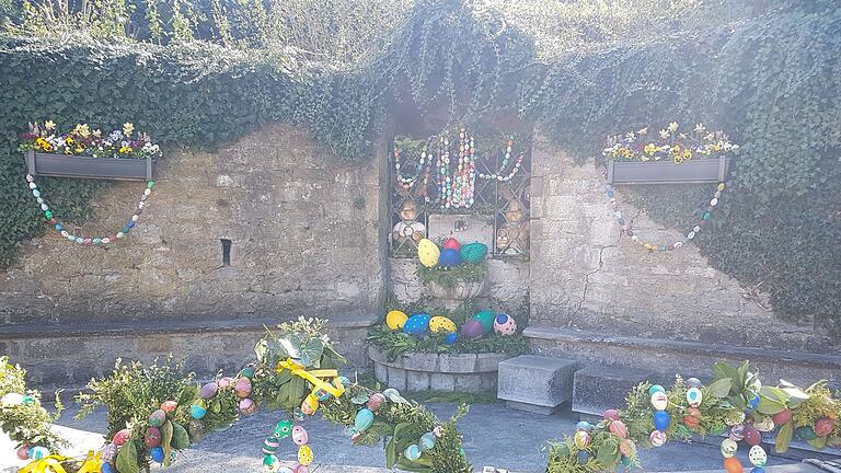 Ehrenamtliche haben im ganzen Ort wieder für Ostern geschmückt. Den Dorfbrunnen an der Weth beim Rathaus haben die „Eisinger Hexen“ gestaltet. Hier hat zur Freude der Kinder sogar ein Osterhasen-Paar mit einem großen Osternest seinen Platz gefunden. Den Brunnen am Backhaus in der Ortsmitte dekoriert seit vielen Jahren der SPD-Ortsverein. Um den bunten Blumenschmuck bei den Brunnen, aber auch um die Bepflanzungen im Ort beim Muttergottes-Häuschen und am Friedhof kümmert sich das ganze Jahr über der Verein für Gartenbau- und Landschaftspflege. Die Gemeinde dankt allen fleißigen Helfern für die Gestaltung und die Blütenpracht. Ehrenamtliche haben im ganzen Ort wieder für Ostern geschmückt. Den Dorfbrunnen an der Weth beim Rathaus haben die „Eisinger Hexen“ gestaltet. Hier hat zur Freude der Kinder sogar ein Osterhasen-Paar mit einem großen Osternest seinen Platz gefunden. Den Brunnen am Backhaus in der Ortsmitte dekoriert seit vielen Jahren der SPD-Ortsverein. Um den bunten Blumenschmuck bei den Brunnen, aber auch um die Bepflanzungen im Ort beim Muttergottes-Häuschen und am Friedhof kümmert sich das ganze Jahr über der Verein für Gartenbau- und Landschaftspflege. Die Gemeinde dankt allen fleißigen Helfern für die Gestaltung und die Blütenpracht.