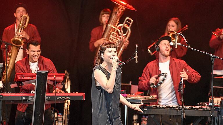 Fiva rappt, die Bigband spielt sich in einen Rausch.