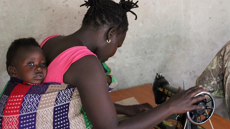 Die Children Care Uganda bietet jungen Müttern Nähkurse an. Die Children Care Uganda bietet jungen Müttern Nähkurse an.