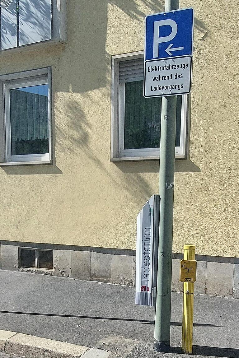 Das war die Probe-Ladestation an einer Laterne in der Würzburger Neutorstraße.