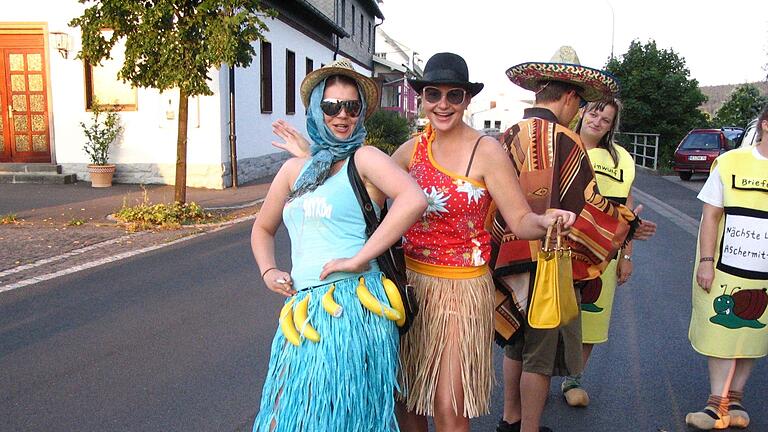 Bei hohen Temperaturen zeigen sich die Bischoffsheimer Narren 2008 in sommerlicher Verkleidung. So könnte es an diesem Wochenende auch wieder aussehen.