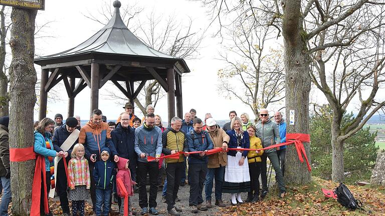 Am schönsten Aussichtspunkt der Strecke eröffnete Bürgermeister Michael Werner gemeinsam mit einer Reihe von Gästen den neuen Premium Stadtwanderweg.