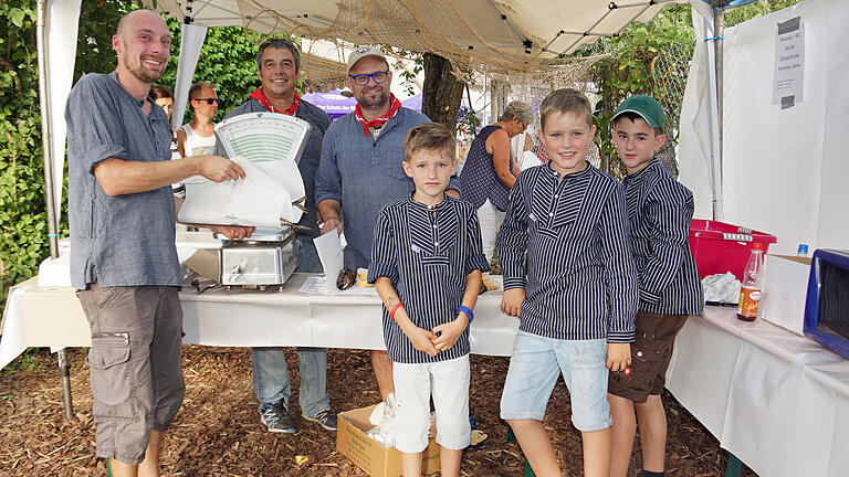 Beim Oberpleichfelder Fischfest halten alle Generationen zusammen, um die Gäste zu verwöhnen. Auch die Kinder wollen nach Kräften mithelfen. Foto: Irene Konrad