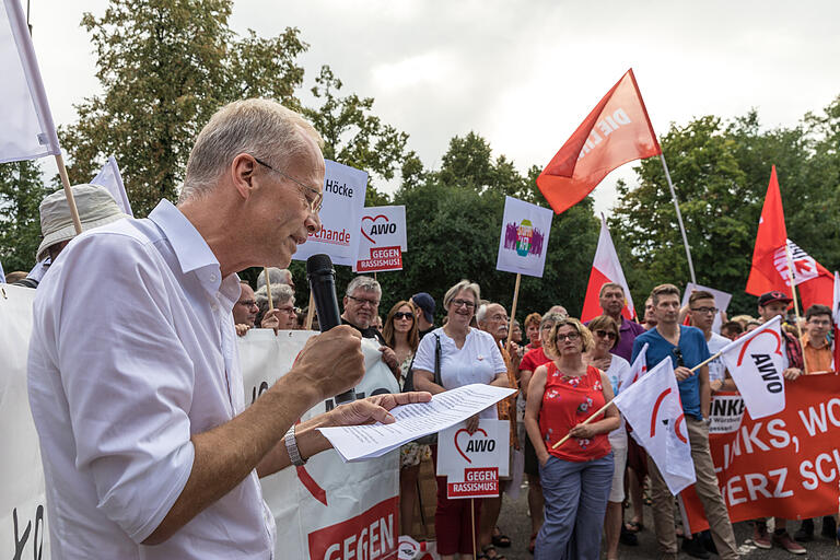 Regelmäßig engagiert sich Burkhard Hose gegen rechts. Das Bild zeigt ihn 2018 bei einer Demo in Prichsenstadt (Lkr. Kitzingen) gegen einen Auftritt von AfD-Rechtsaußen Björn Höcke.