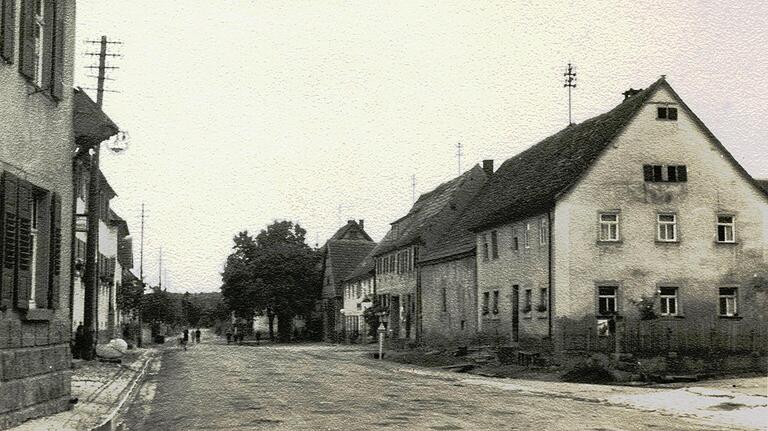 Die Großrinderfelder Hauptstraße mit Haus Nummer 178 in den 1930er-Jahren.