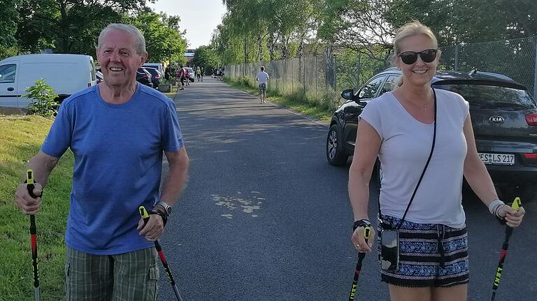 Familiengespann sportlich unterwegs: Otto Kleinhenz wurde von seiner Tochter Kerstin Abert zum Walken in Salz animiert.