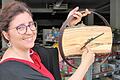 Wer hat an der Uhr gedreht? Ist es wirklich schon so spät? Egal, denn künftig kann man ja in Wiesenbronn rund um die Uhr einkaufen. Claudia Djuren, Geschäftsleiterin des Krämerladens, ist gespannt, wie die Kunden das neue Angebot annehmen werden.