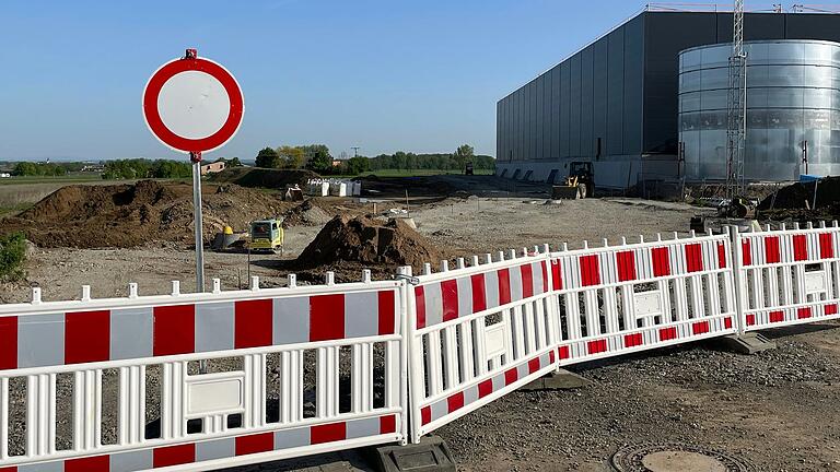 Die Arbeiten am ersten Straßenabschnitt auf der westlichen und nördlichen Seite im Industriegebiet kommen gut voran. Hier fehlen nur noch die Trag- und Deckschichten.