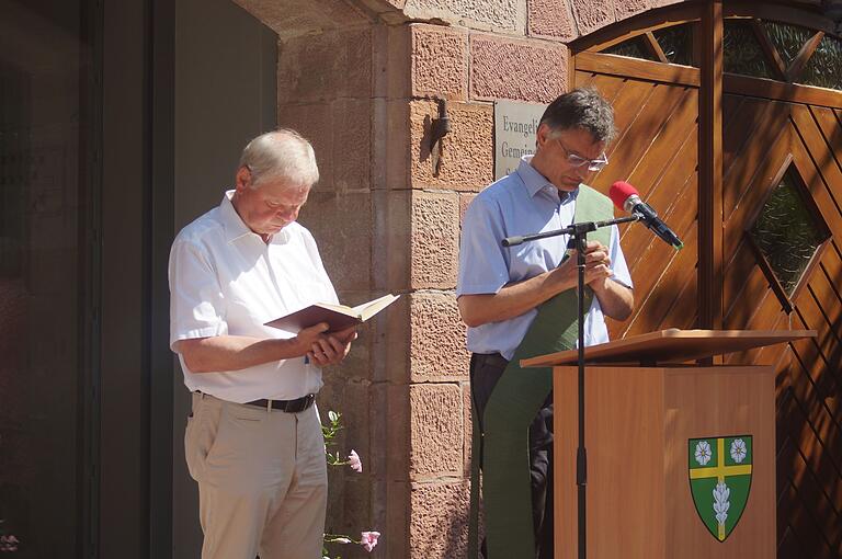Einweihung des neuen Dorftreffs in Schollbrunn, Segnung durch Pfarrer Kurt Hyn und Diakon Thomas Pfeifer Einweihung des neuen Dorftreffs in Schollbrunn, Segnung durch Pfarrer Kurt Hyn und Diakon Thomas Pfeifer