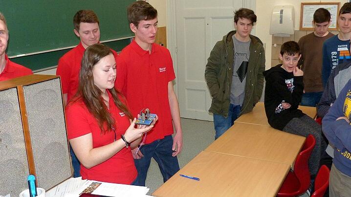 Theorie und Praxis: Auszubildende der Bosch Rexroth AG weckten das Interesse der Realschüler an Technik und Elektronik. Theorie und Praxis: Auszubildende der Bosch Rexroth AG weckten das Interesse der Realschüler an Technik und Elektronik.