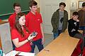 Theorie und Praxis: Auszubildende der Bosch Rexroth AG weckten das Interesse der Realschüler an Technik und Elektronik.