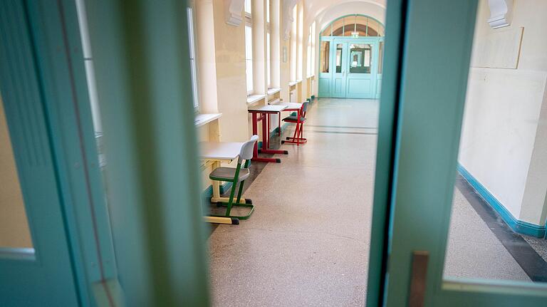 Leere Flure: Um die Ausbreitung des Coronavirus zu verlangsamen, sind in Bayern bis nach den&nbsp; Osterferien alle Schulen und Kitas geschlossen.&nbsp;