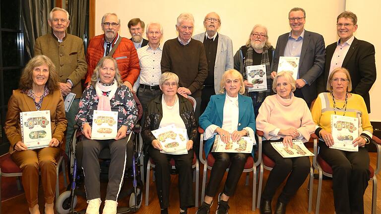 Die Preisträger des Rosen- und Blumenschmuckwettbewerbs 2023 des Verschönerungsvereins Veitshöchheim (von links), vorne: Sieglinde Winter-Denk, Annegret Grieb, Gunda Bauer, Irene Dürr, Helga Dömling und Annette von Droste; stehend Tiemo Grimm, Helmut Grieb, stellvertretender Vorsitzender Heiner Bauer, neues Ehrenmitglied Hubert Hanke , Siegfried Baer, Altbürgermeister Rainer Kinzkofer, Georg Obert, Bürgermeister Jürgen Götz und Vorsitzender Burkard Löffler.