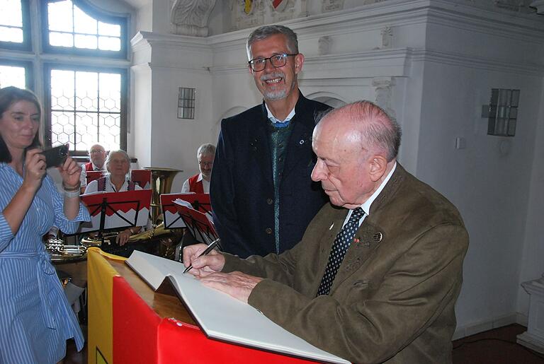 Eintrag ins Goldene Buch der Gemeinde Eintrag ins Goldene Buch der Gemeinde