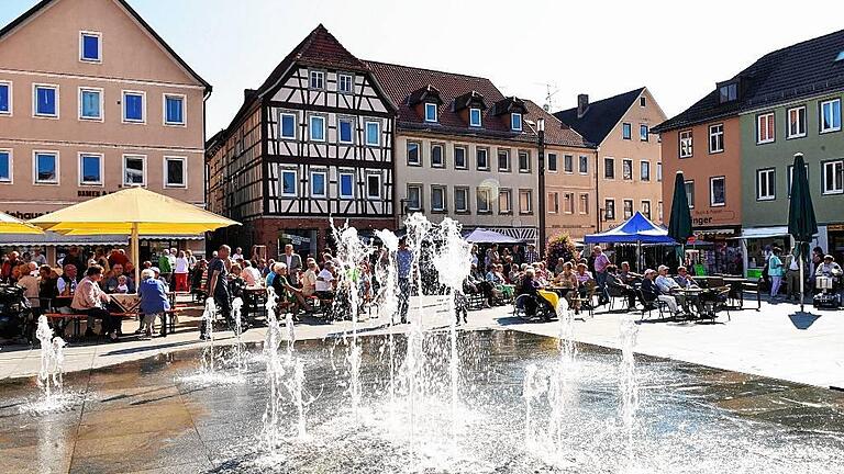 Historische Stadtkerne erhalten und erlebbar machen: Bei Aktionen wie Märkten und Festen wird der Marktplatz in Mellrichstadt zum geselligen Treffpunkt. Die große Fläche eignet sich dafür hervorragend, und das gastronomische Angebot wird gerne genutzt. Historische Stadtkerne erhalten und erlebbar machen: Bei Aktionen wie Märkten und Festen wird der Marktplatz in Mellrichstadt zum geselligen Treffpunkt. Die große Fläche eignet sich dafür hervorragend, und das gastronomische Angebot wird gerne genutzt.