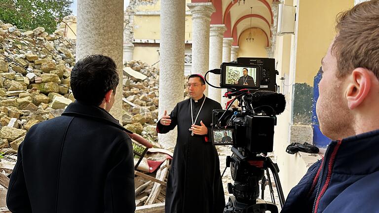 Rudolf Gehring aus Seubrigshausen       -  Das EWTN-Team beim Interview mit Weihbischof Antuan Ilgit in der zerstörten Kirche in Iskenderun