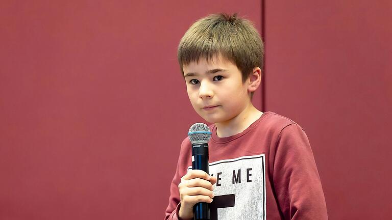 Verschiedene Jahrgangsstufen der Walther-Rathenau-Schulen beschäftigen sich mit ihrem Lehrer Oliver Kunkel und Expertinnen und Experten aus Forschung und Landwirtschaft im Projekt FutureLab mit nachhaltiger Landwirtschaft. Im Bild: Schüler Emilian Berlerz.