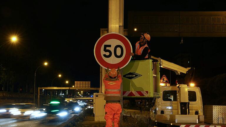 Pariser Stadtautobahn „Périphérique” bekommt Tempo 50 Schilder - In Paris gilt nun häufiger Tempo 50. Pariser Stadtautobahn „Périphérique” bekommt Tempo 50 Schilder - In Paris gilt nun häufiger Tempo 50.