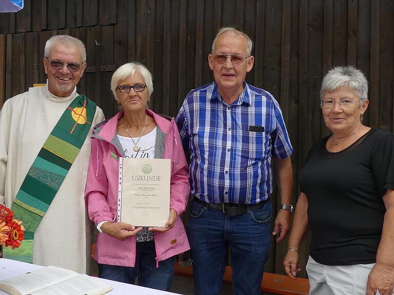 Hedy Jones (Zweite von links) vom Rhönklub-Zweigverein Schweinfurt freut sich über das „Grüne Band der Rhön“. Dazu gratulierten (von links): Diakon Werner Schüssler, der Vorsitzende der Region Saale-Sinn, Konrad Tripp, sowie die Vorsitzende des Rhönklub-Zweigvereins Schweinfurt, Josefine Friedrich.