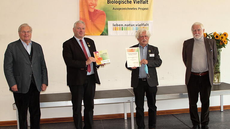 Bei der Auszeichnung des IfBI mit der UN-Dekade (von links): BN-Ehrenvorsitzender Hubert Weiger, Bürgermeister Jürgen Hennemann, Klaus Mandery als IfBI-Vorsitzender und Vizepräsident Hans Mühle.
