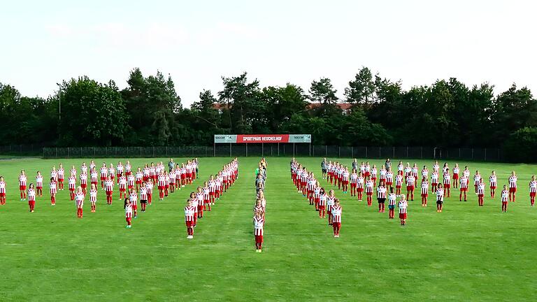 Gemeinsames Bild aller Mädchen und Frauen der Würzburger Kickers in dieser Saison. Das Aushängeschild des Vereins, die erste Frauen-Mannschaft, spielt nach dem Abstieg aus der zweiten Liga in dieser Saison in einer in zwei Staffeln geteilten Regionalliga Süd.