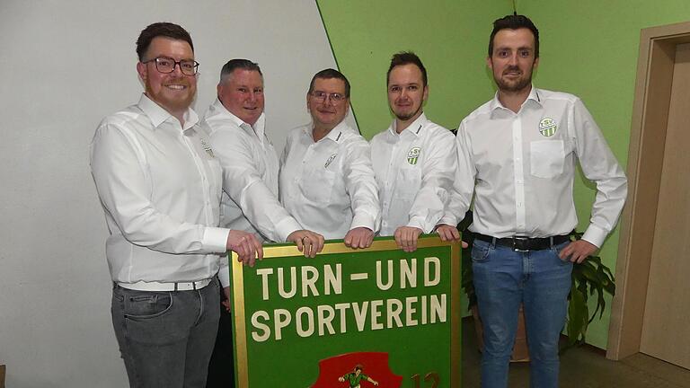 Die Führungscrew des TSV Oerlenbach: (von links) 2. Vorsitzender Dominik Stößer, 1. Vorsitzender Jochen Straub, Kassenwart Michael Ferger, Schriftführer David Schindelmann und 2. Vorsitzender Frank Schmitt       -  Die Führungscrew des TSV Oerlenbach: (von links) 2. Vorsitzender Dominik Stößer, 1. Vorsitzender Jochen Straub, Kassenwart Michael Ferger, Schriftführer David Schindelmann und 2. Vorsitzender Frank Schmitt