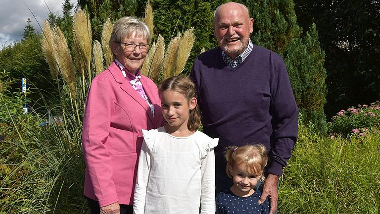 Das Fest der Eisernen Hochzeit feierten im Haßfurter Stadtteil Oberhohenried die Eheleute Inge und Helmut Gerber. Fabienne (vorne, links) und Romy freuen sich mit den Urgroßeltern.