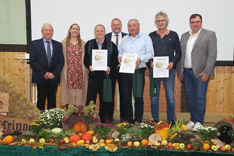 Der stellvertretende Vorsitzender Erhard Franz und die Vorsitzende Jessica Tokarek (von links) zeichneten Sebastian Merkle (ausgezeichnet für 40 Jahre Mitgliedschaft, Landrat und Kreisvorsitzender Thomas Eberth, Erich Öchsner (40 Jahre Mitgliedschaft), Volker Weisenberger für 25-jährige Mitgliedschaft) aus. Rechts Bürgermeister Arno Mager. Der stellvertretende Vorsitzender Erhard Franz und die Vorsitzende Jessica Tokarek (von links) zeichneten Sebastian Merkle (ausgezeichnet für 40 Jahre Mitgliedschaft, Landrat und Kreisvorsitzender Thomas Eberth, Erich Öchsner (40 Jahre Mitgliedschaft), Volker Weisenberger für 25-jährige Mitgliedschaft) aus. Rechts Bürgermeister Arno Mager.