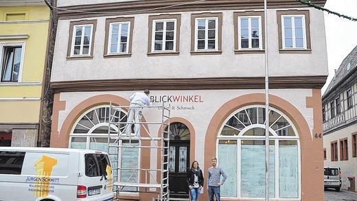 Der Schriftzug ist schon gut zu lesen: &bdquo;Blickwinkel&ldquo; steht seit Dienstag auf der Fassade des historischen Hauses in der Hauptstraße 44. Innendrin haben die Geschäftsinhaber Barbara Krämer und Achim Haas aber noch viel Arbeit vor sich. Auf dem Gerüst steht Malermeister Jürgen Schmitt.