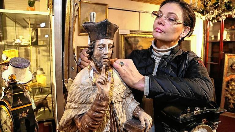 So viel Aufmerksamkeit tut gut: Eine Figur des heiligen Nepomuk aus dem 18. Jahrhundert mit Gisela Wohlfromm vom Auktionshaus Mars.